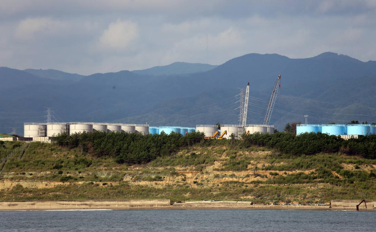 Los tanques que contienen una mezcla de isótopos radiactivos en Fukushima.