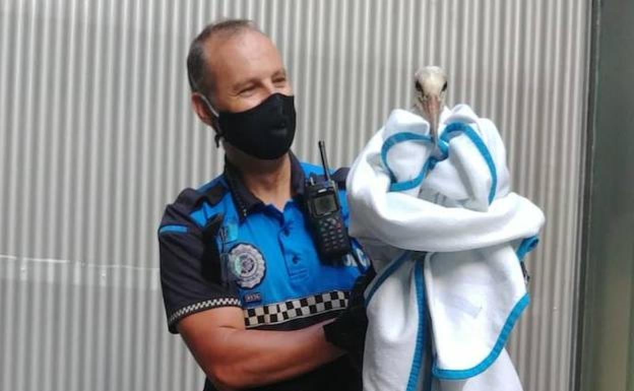 Imagen del policía con la rescatada.