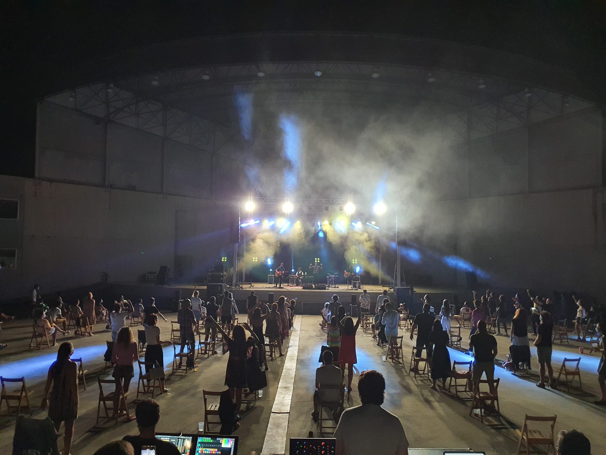 El grupo de indie-rock murciano presentó en el Auditorio Municipal de Ponferrada sus nuevos temas nacidos durante la 'cuarentena' en un concierto en acústico con todo el público sentado en sus localidades.