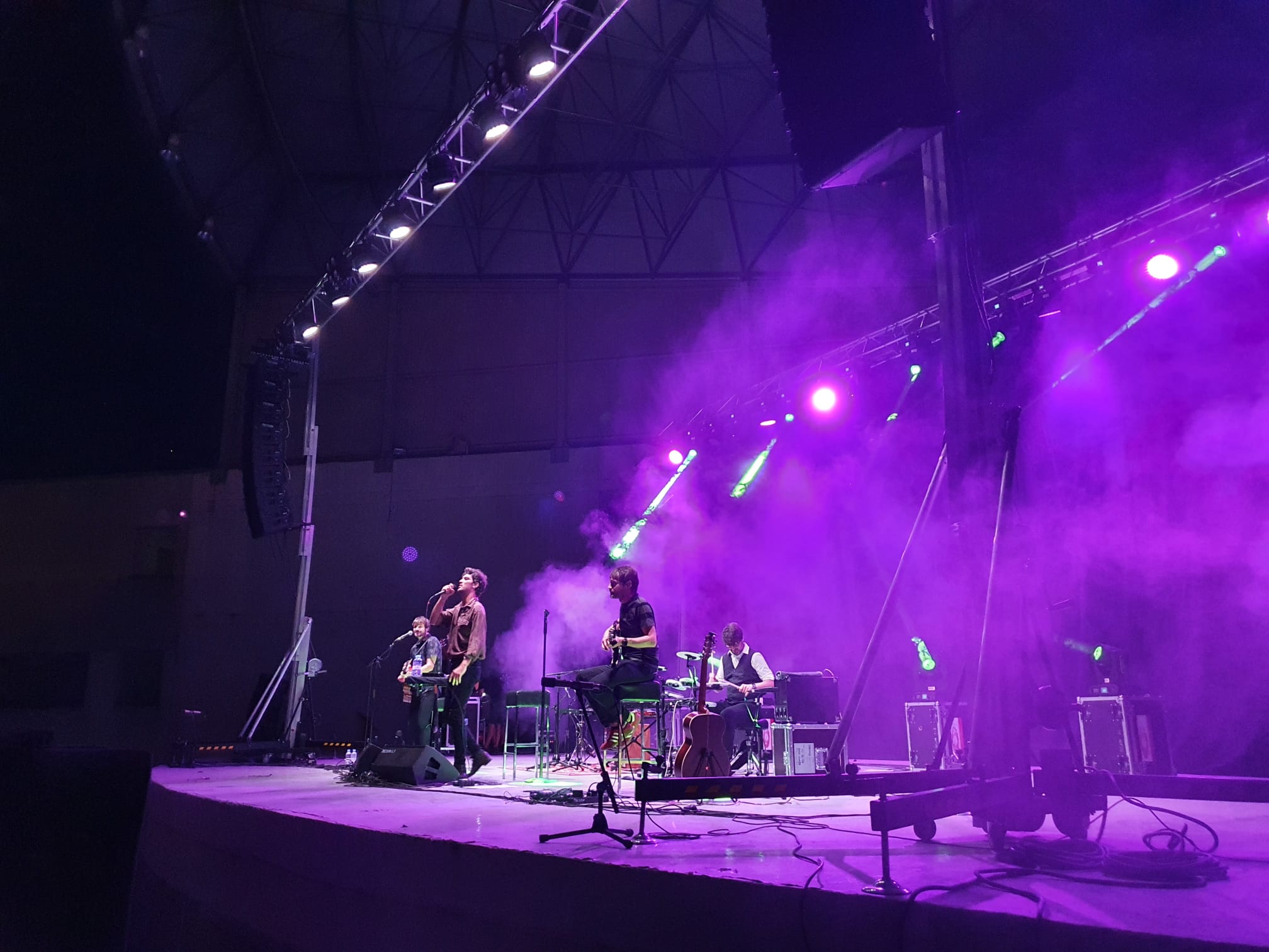 El grupo de indie-rock murciano presentó en el Auditorio Municipal de Ponferrada sus nuevos temas nacidos durante la 'cuarentena' en un concierto en acústico con todo el público sentado en sus localidades.