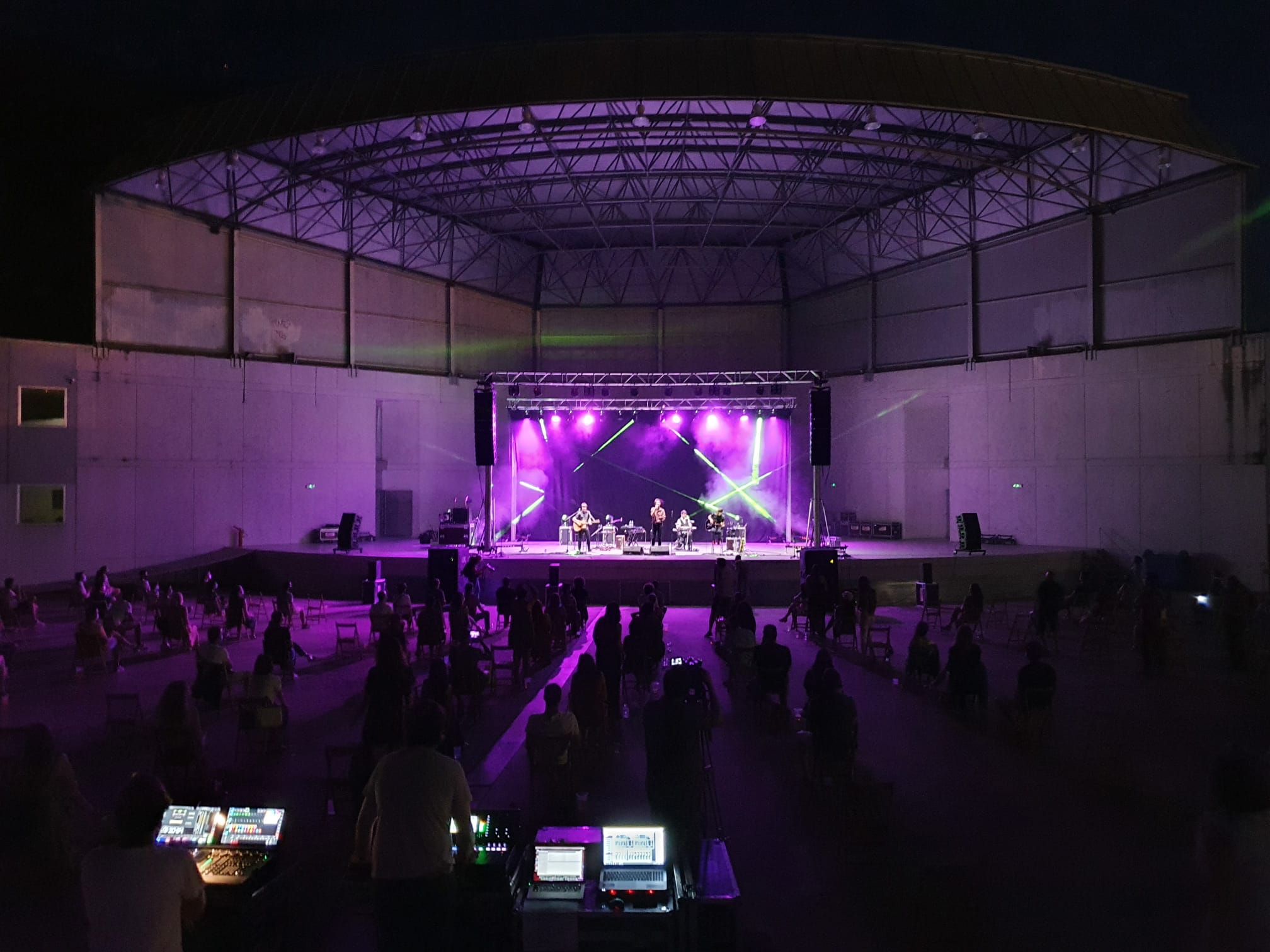 El grupo de indie-rock murciano presentó en el Auditorio Municipal de Ponferrada sus nuevos temas nacidos durante la 'cuarentena' en un concierto en acústico con todo el público sentado en sus localidades.