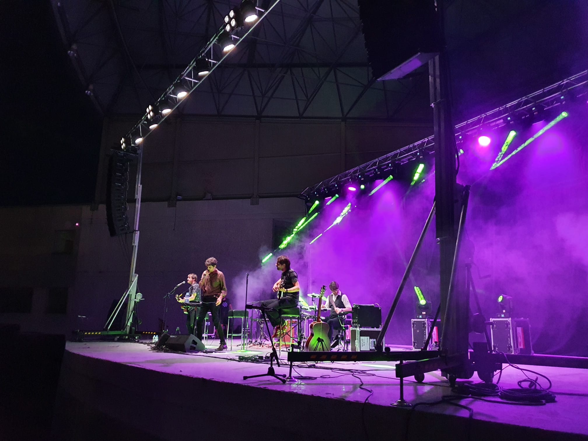 El grupo de indie-rock murciano presentó en el Auditorio Municipal de Ponferrada sus nuevos temas nacidos durante la 'cuarentena' en un concierto en acústico con todo el público sentado en sus localidades.