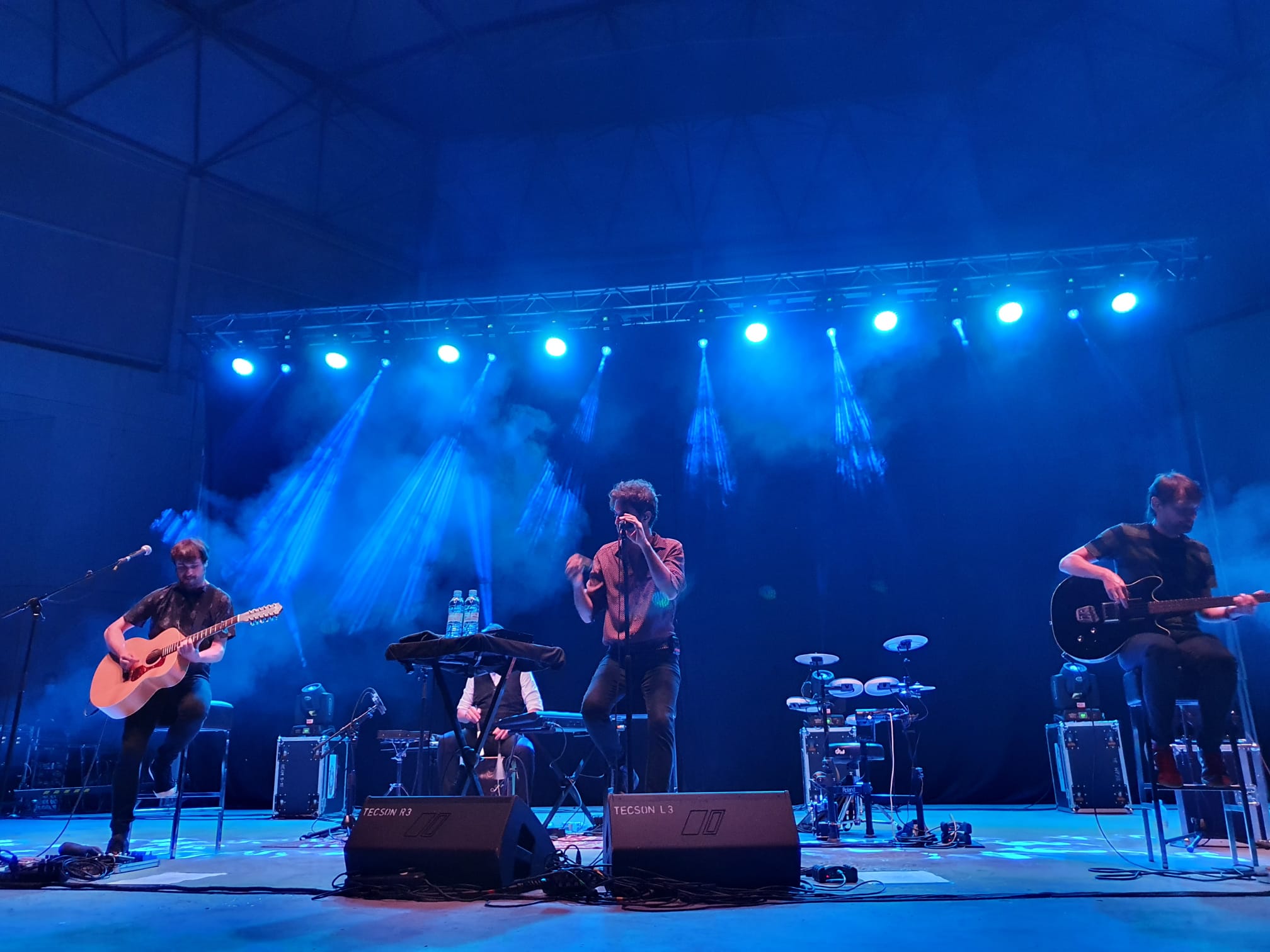 El grupo de indie-rock murciano presentó en el Auditorio Municipal de Ponferrada sus nuevos temas nacidos durante la 'cuarentena' en un concierto en acústico con todo el público sentado en sus localidades.