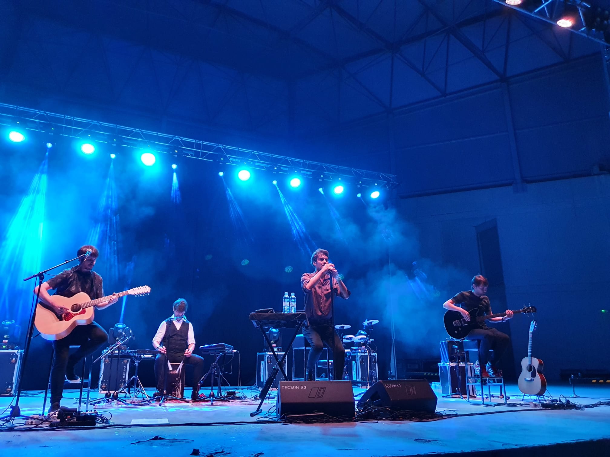 El grupo de indie-rock murciano presentó en el Auditorio Municipal de Ponferrada sus nuevos temas nacidos durante la 'cuarentena' en un concierto en acústico con todo el público sentado en sus localidades.