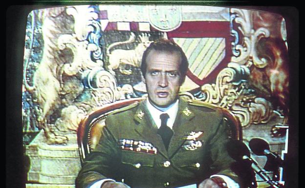 Juan Carlos vestido de militar ordena al Ejército cumplir el orden constitucional vigente.