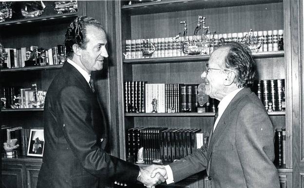 Juan Carlos I y Santiago Carillo, histórico líder del PCR.