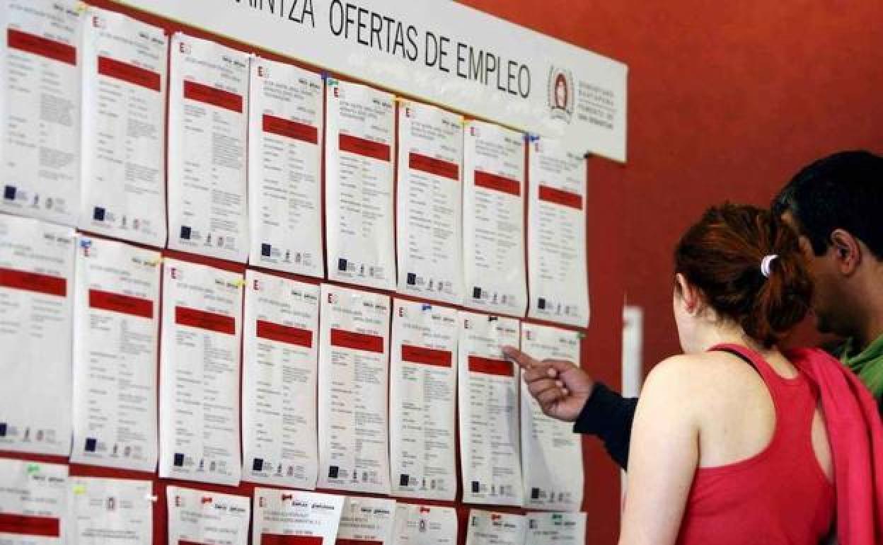 Dos jóvenes buscan empleo. 