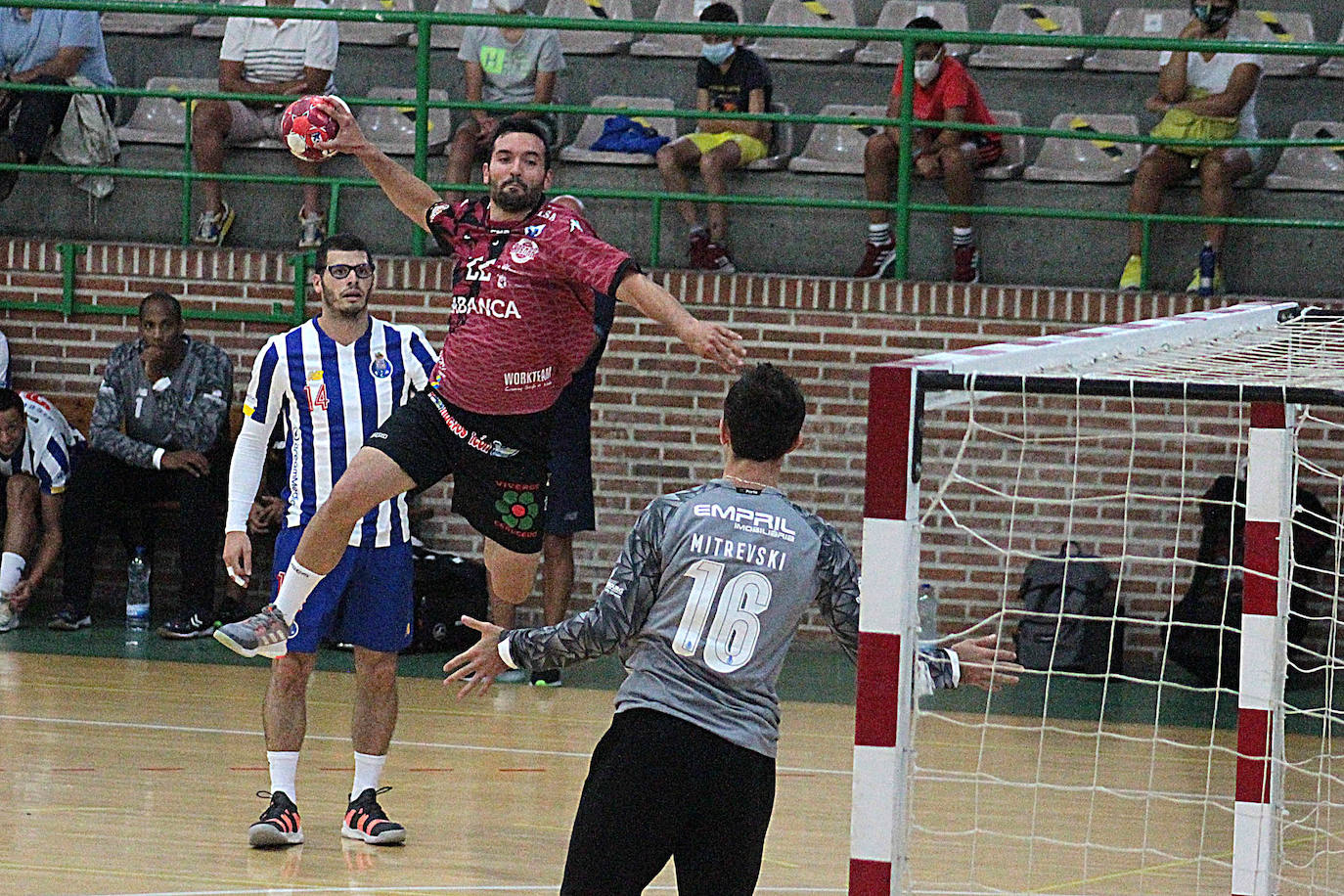 El Ademar se midió al Oporto en el primer amistoso de la pretemporada. 