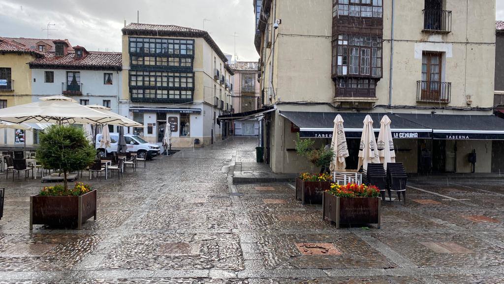 La capital amaneció este martes entre nubes que dejaron un pequeño chaparrón durante la mañana | La Aemet mantiene el aviso amarillo por lluvia y tormentas en la provincia a partir de las 13 horas