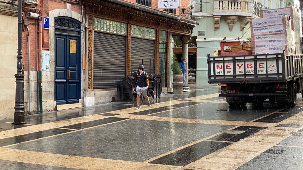 La capital amaneció este martes entre nubes que dejaron un pequeño chaparrón durante la mañana | La Aemet mantiene el aviso amarillo por lluvia y tormentas en la provincia a partir de las 13 horas