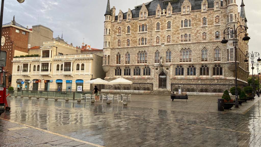 La capital amaneció este martes entre nubes que dejaron un pequeño chaparrón durante la mañana | La Aemet mantiene el aviso amarillo por lluvia y tormentas en la provincia a partir de las 13 horas