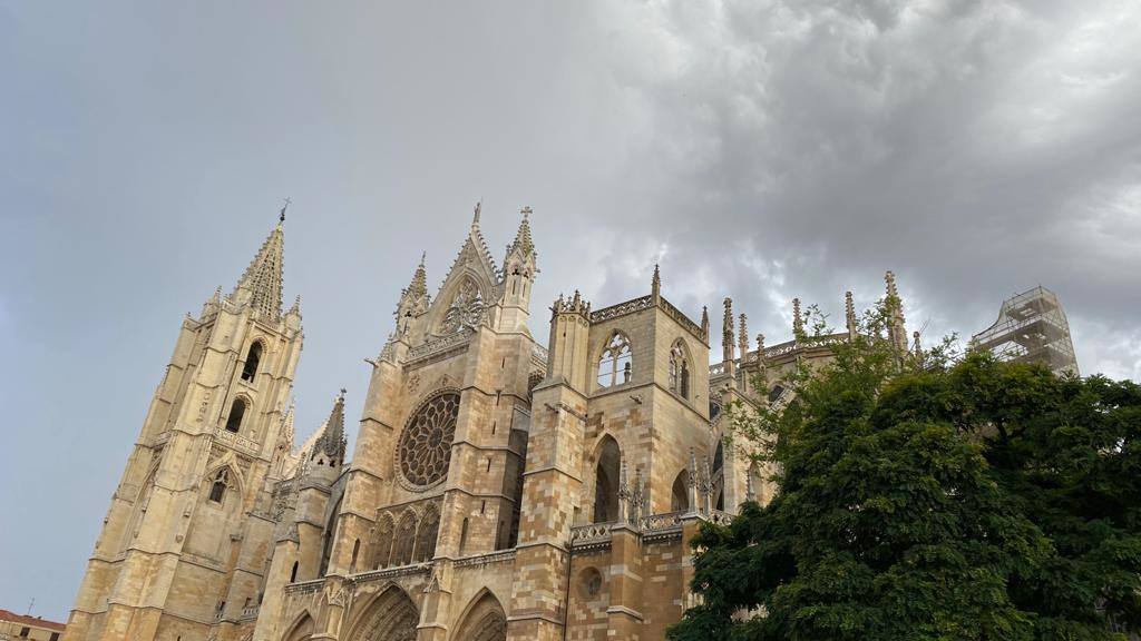 La capital amaneció este martes entre nubes que dejaron un pequeño chaparrón durante la mañana | La Aemet mantiene el aviso amarillo por lluvia y tormentas en la provincia a partir de las 13 horas