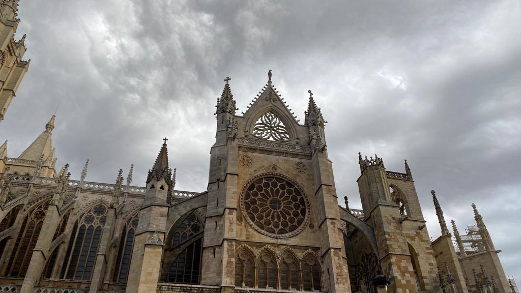 La capital amaneció este martes entre nubes que dejaron un pequeño chaparrón durante la mañana | La Aemet mantiene el aviso amarillo por lluvia y tormentas en la provincia a partir de las 13 horas