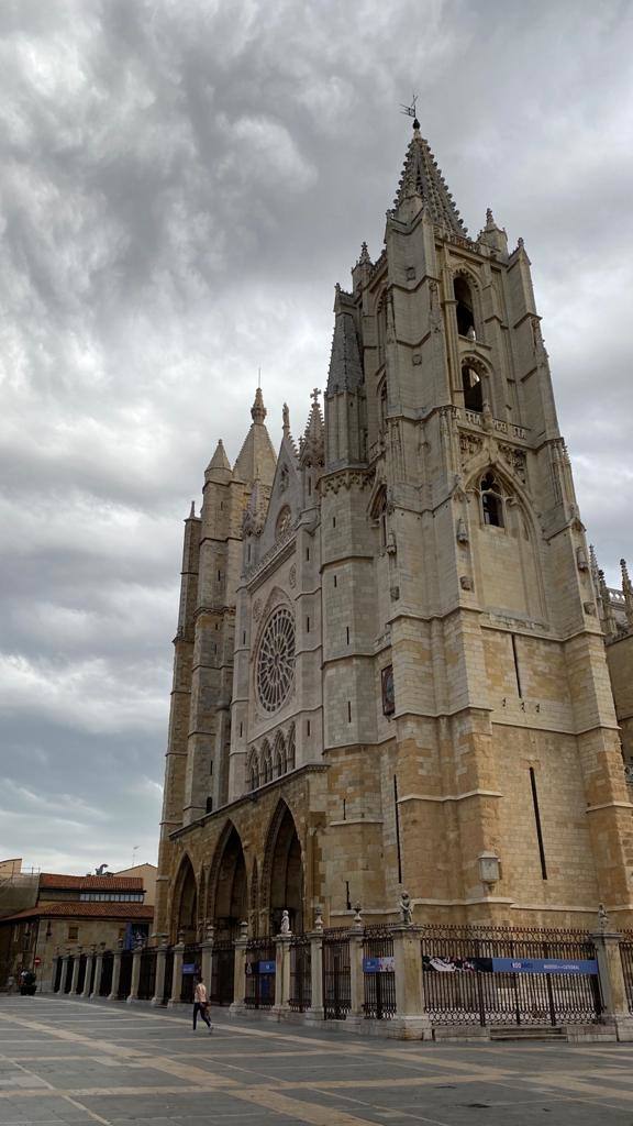 La capital amaneció este martes entre nubes que dejaron un pequeño chaparrón durante la mañana | La Aemet mantiene el aviso amarillo por lluvia y tormentas en la provincia a partir de las 13 horas