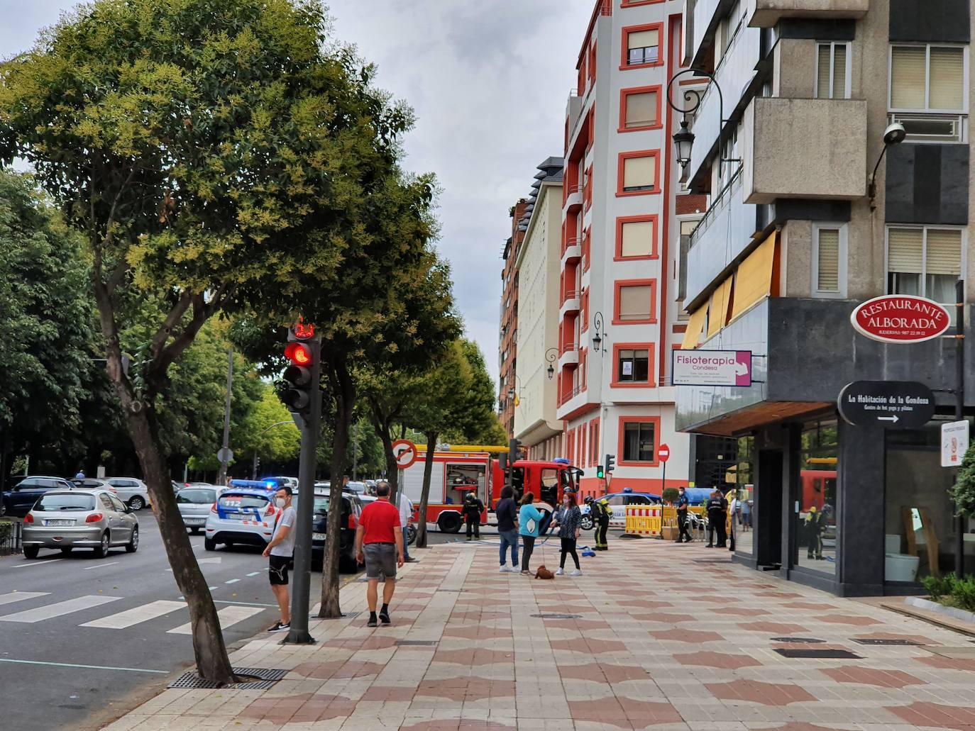 Hasta el lugar se desplazó una dotación de Bomberos de León que no tuvieron problemas en controlar el humo y evitar así algún riesgo para la salud de los presentes