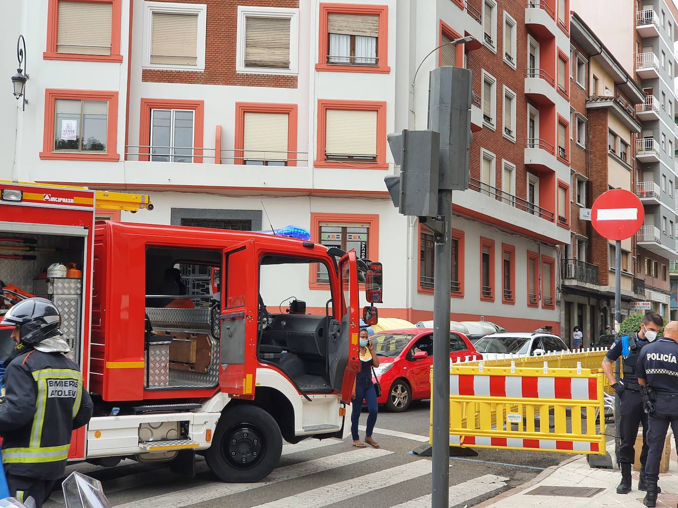 Hasta el lugar se desplazó una dotación de Bomberos de León que no tuvieron problemas en controlar el humo y evitar así algún riesgo para la salud de los presentes