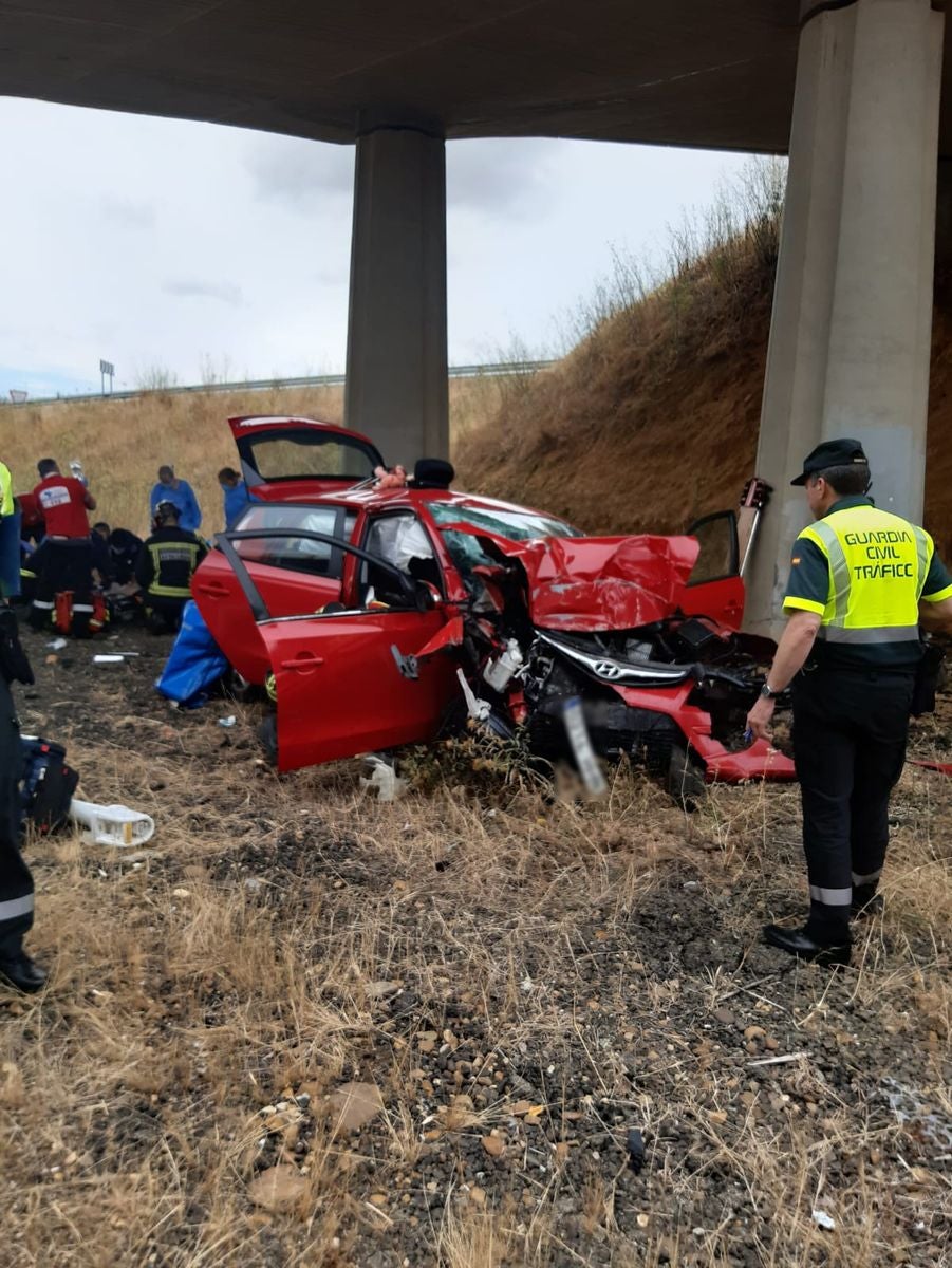 El accidente ha tenido lugar en torno a las 12:09 horas y ha sido necesaria la intervección de los Bomberos de León para excarcelar a la víctima