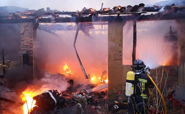 Un incendio en dos viviendas de Puente Castro obligan a actuar a los bomberos de madrugada