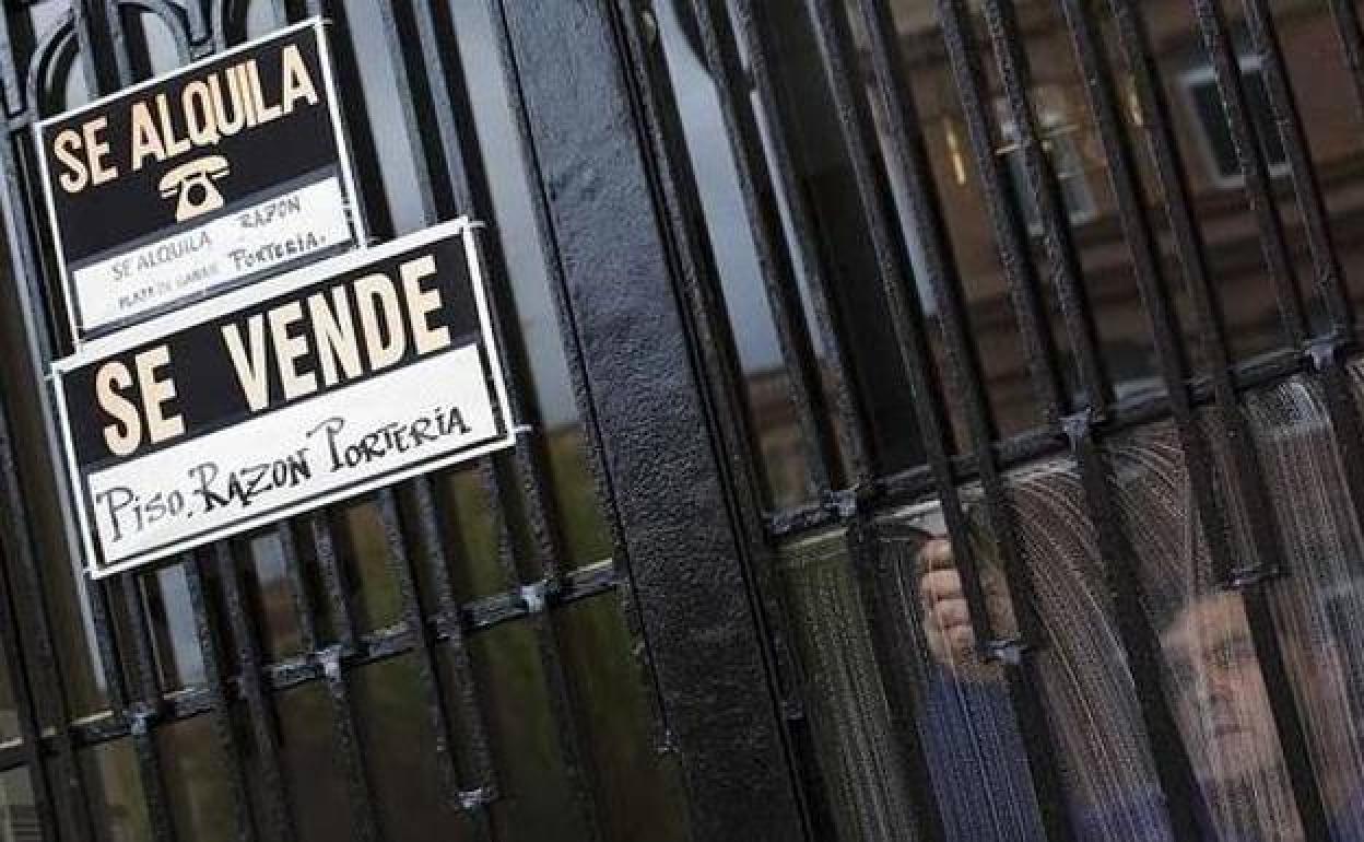 Alquilar y vender viviendas. 