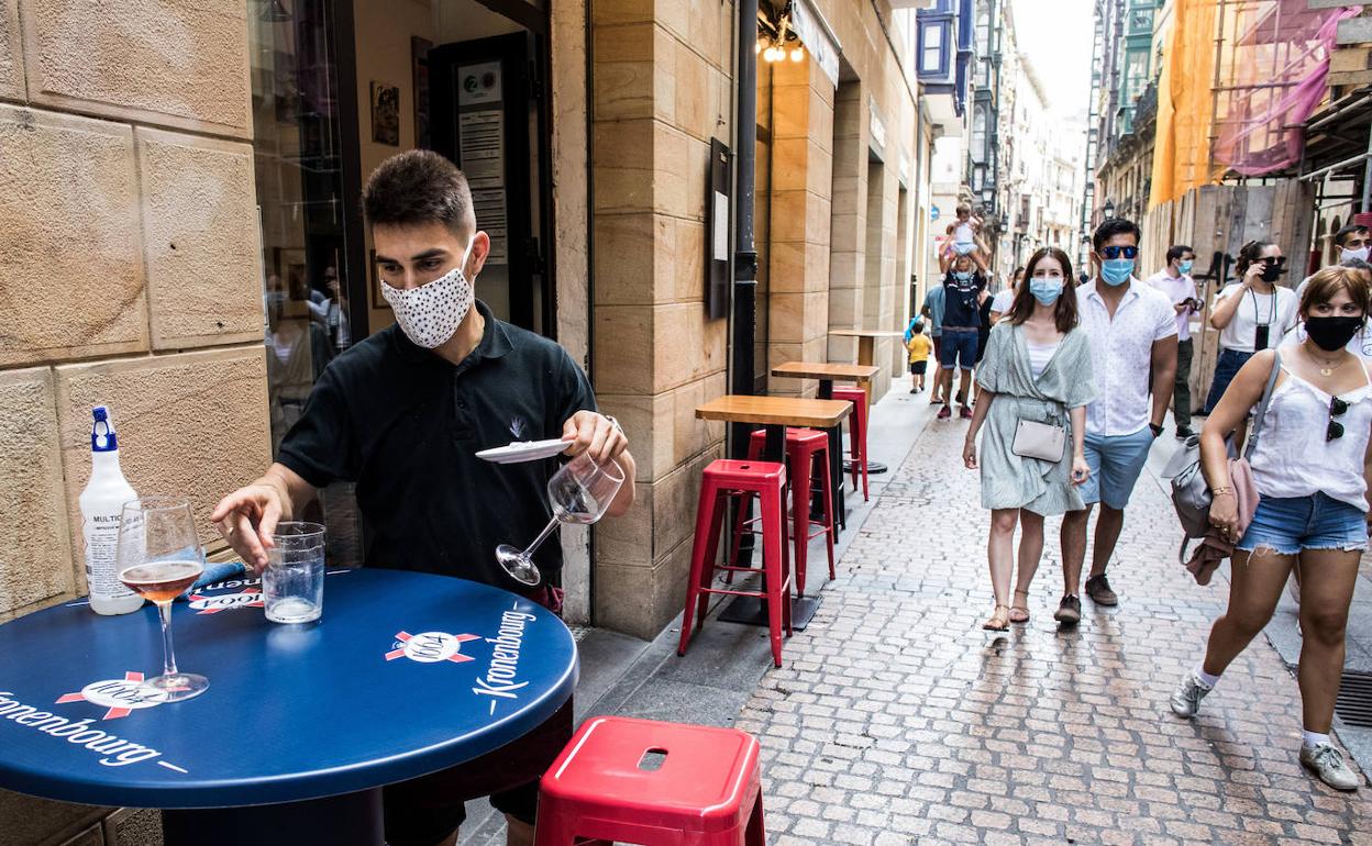 Un joven camarero trabaja en un bar de Bilbao.