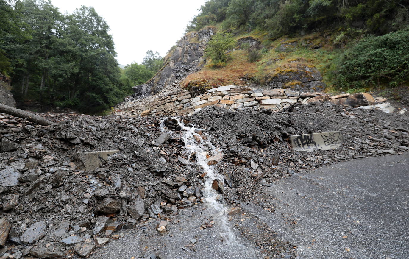 Fotos: La carretera a Peñalba de Santiago, cortada