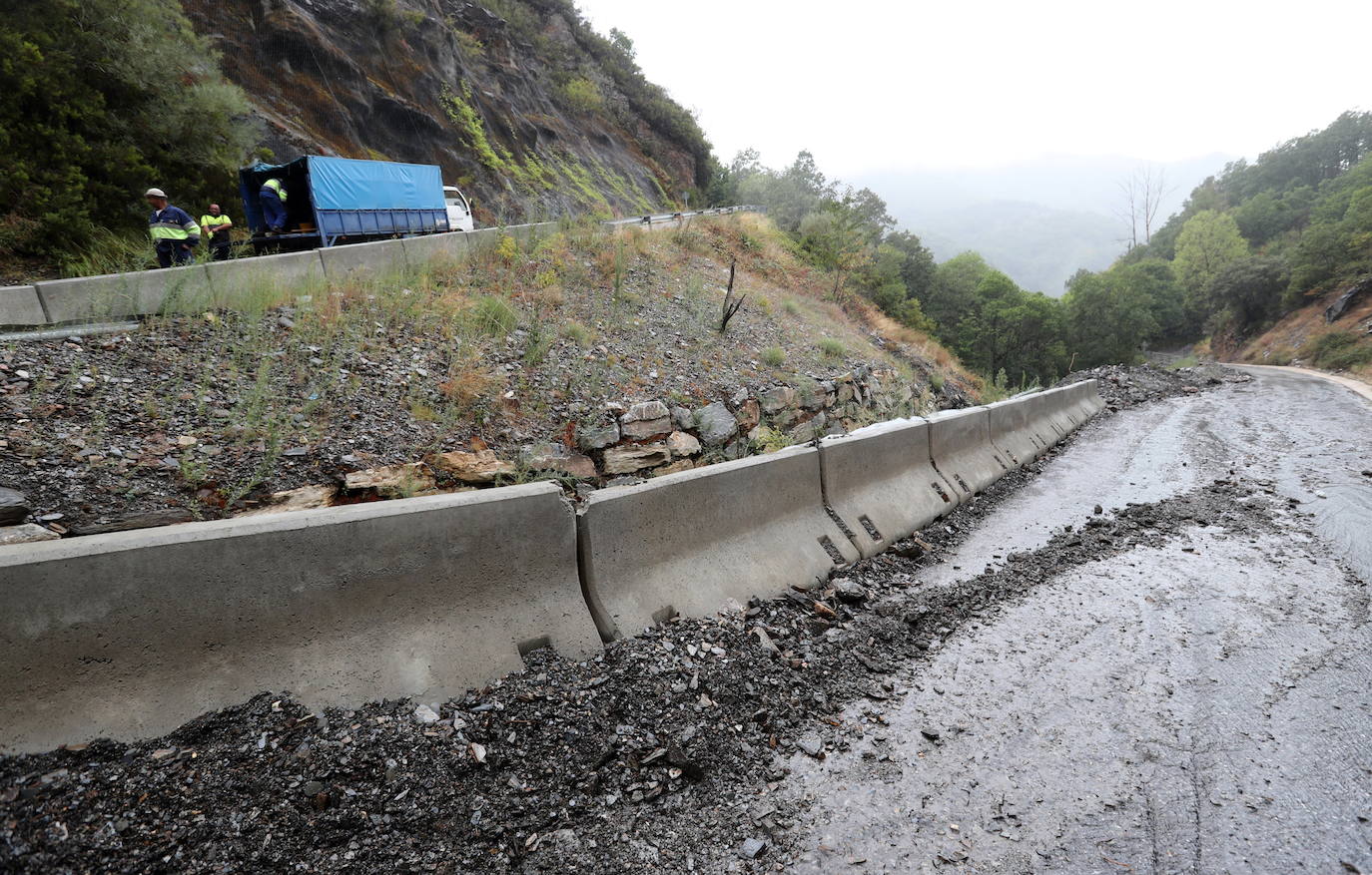 Fotos: La carretera a Peñalba de Santiago, cortada