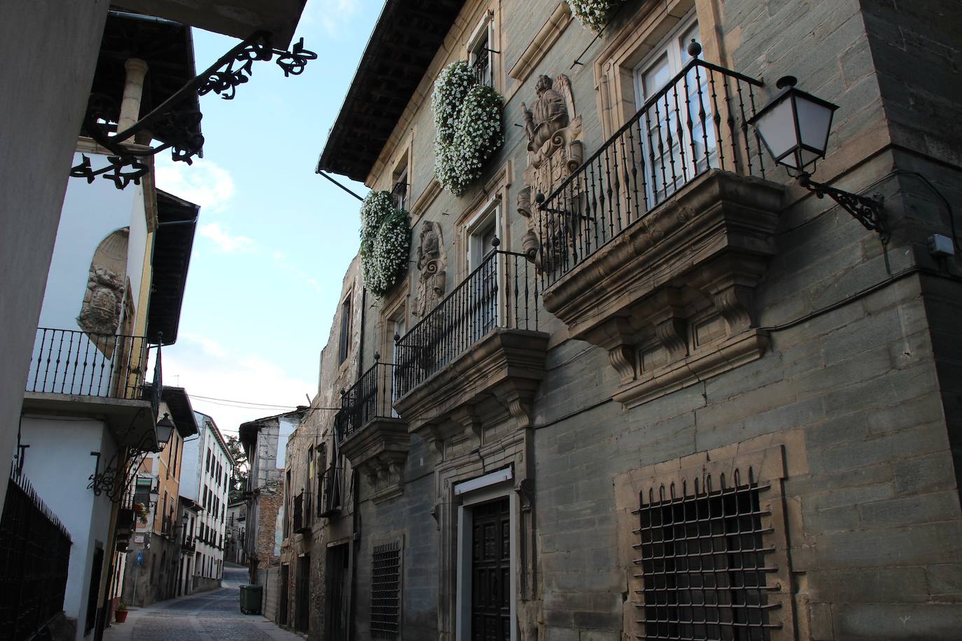 El Consorcio Provincial de Turismo y Leonoticias realizan un recorrido por tierras bercianas para conocer Las Médulas, el monasterio de Carracedo y Villafranca del Bierzo