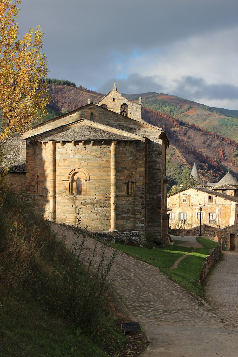 El Consorcio Provincial de Turismo y Leonoticias realizan un recorrido por tierras bercianas para conocer Las Médulas, el monasterio de Carracedo y Villafranca del Bierzo