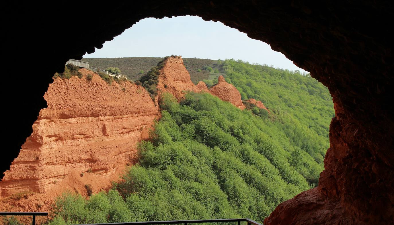 El Consorcio Provincial de Turismo y Leonoticias realizan un recorrido por tierras bercianas para conocer Las Médulas, el monasterio de Carracedo y Villafranca del Bierzo