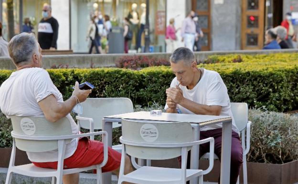 DOs hombres en una terraza