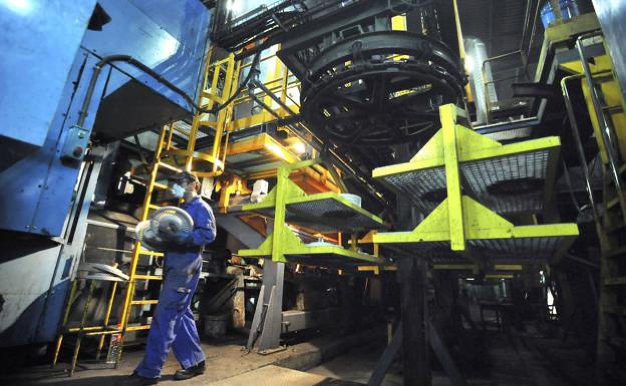 Imagen de un trabajador en el interior de una fábrica.