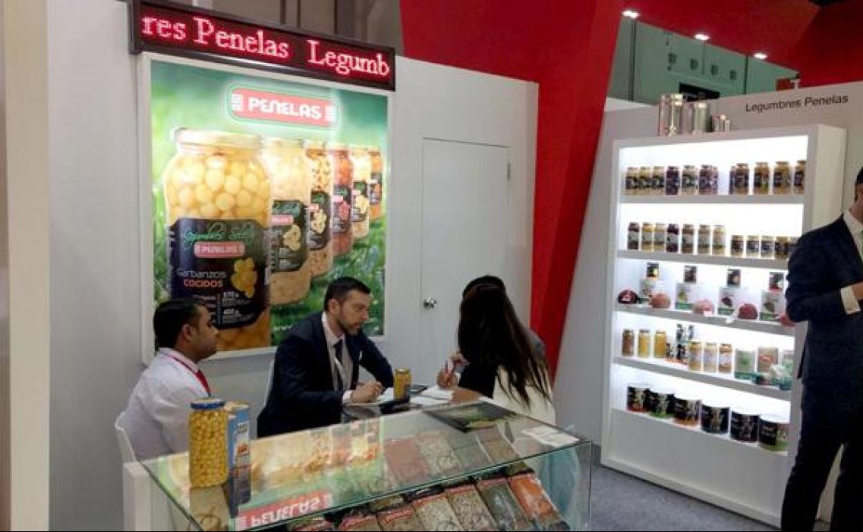 Imagen del stand de Legumbres Penelas en una feria internacional. 