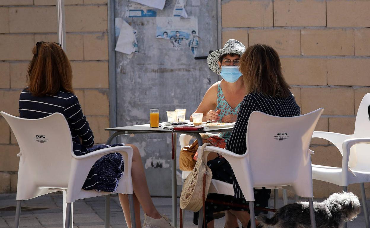 Unas mujeres en una terraza de Íscar, este domingo. 