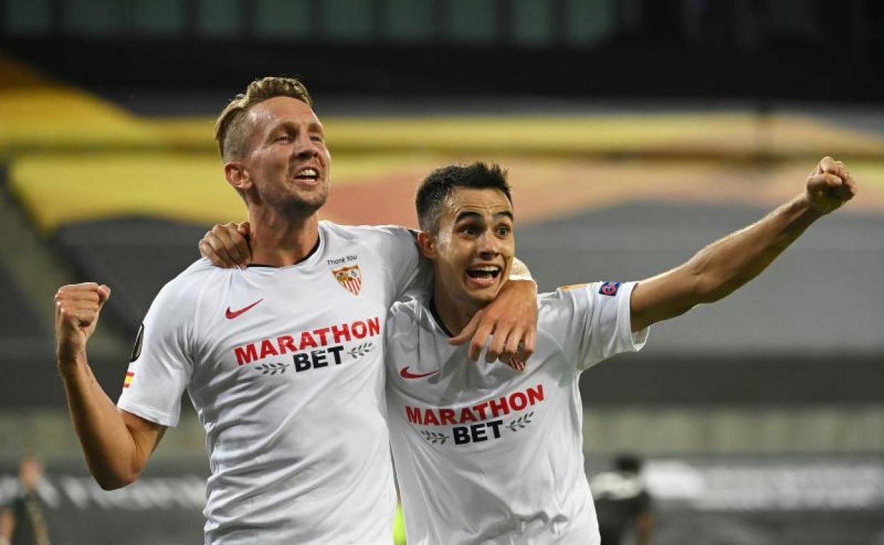 De Jong celebra con Reguilón el gol que le dio la victoria al Sevilla. 