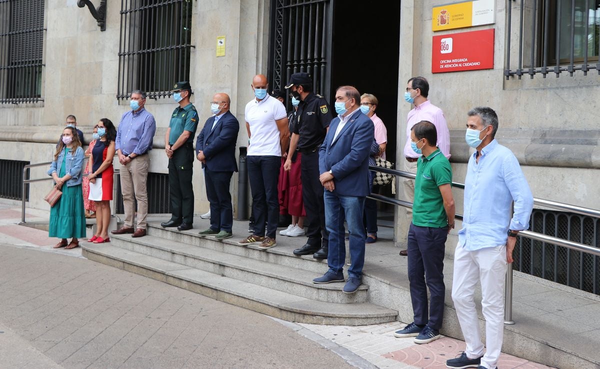 Fotos: Minuto de silencio por la víctima de violencia de género en La Granja (Segovia)