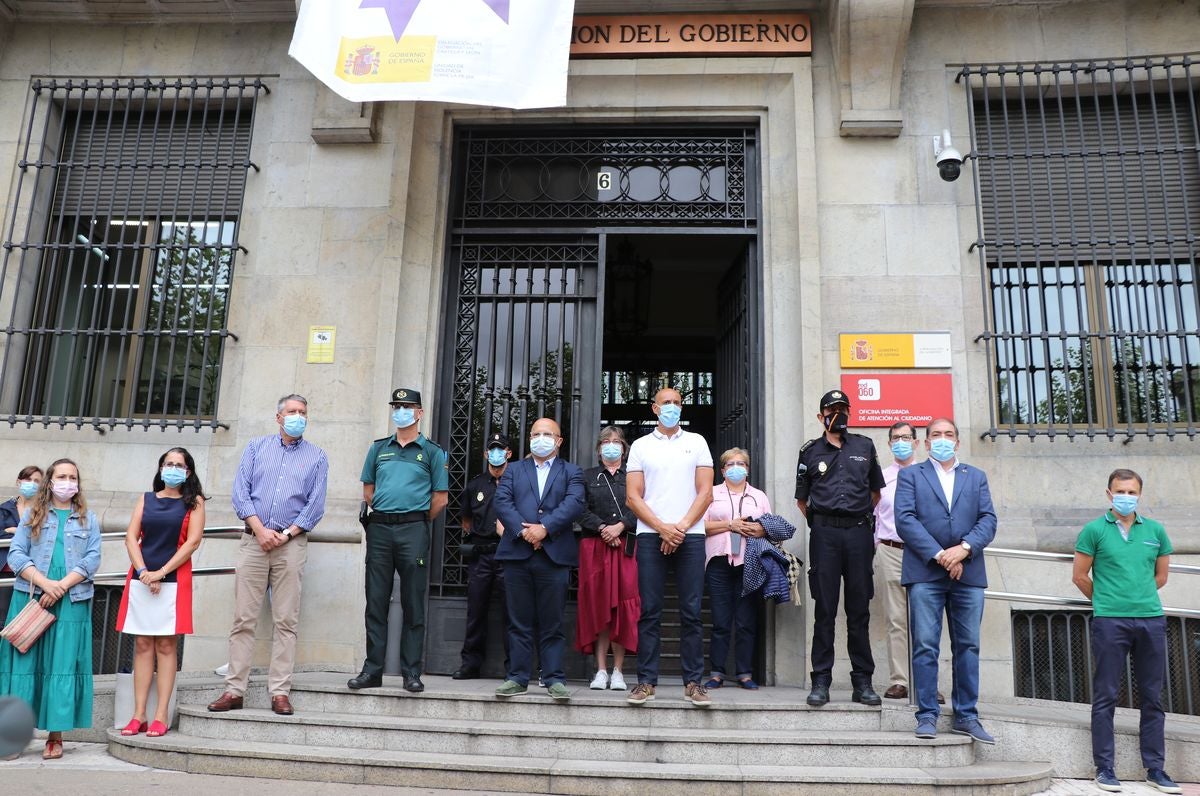 Fotos: Minuto de silencio por la víctima de violencia de género en La Granja (Segovia)