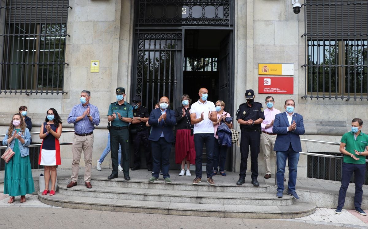 Fotos: Minuto de silencio por la víctima de violencia de género en La Granja (Segovia)