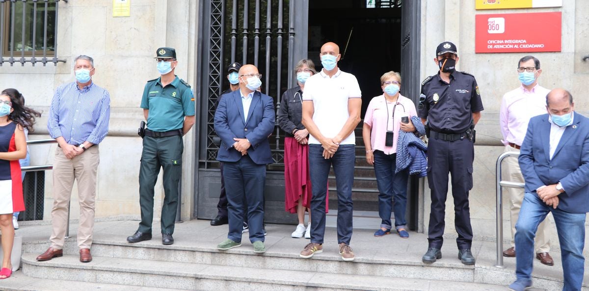 Fotos: Minuto de silencio por la víctima de violencia de género en La Granja (Segovia)