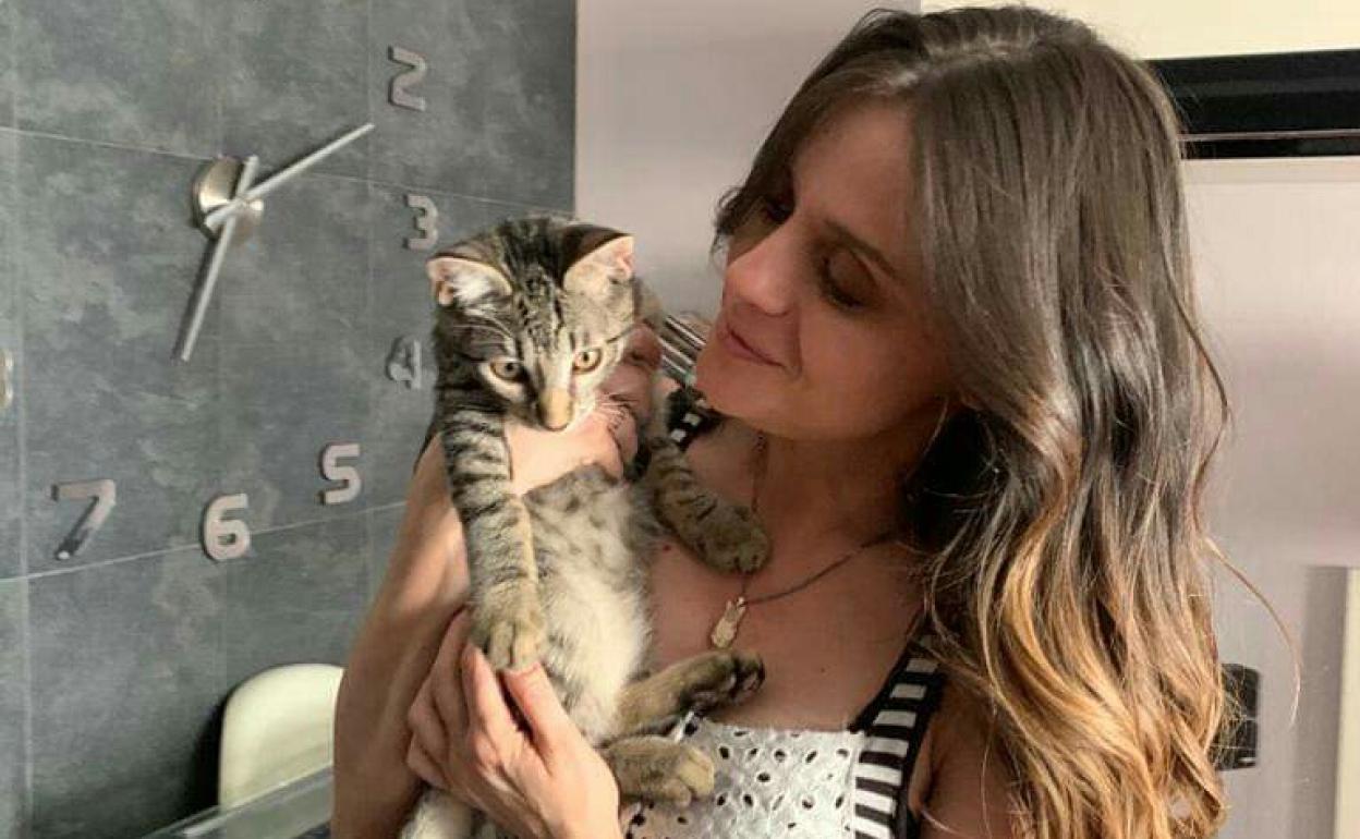 Mónica Duna, madrina del evento, junto con su gato, adoptado a través de Argos.