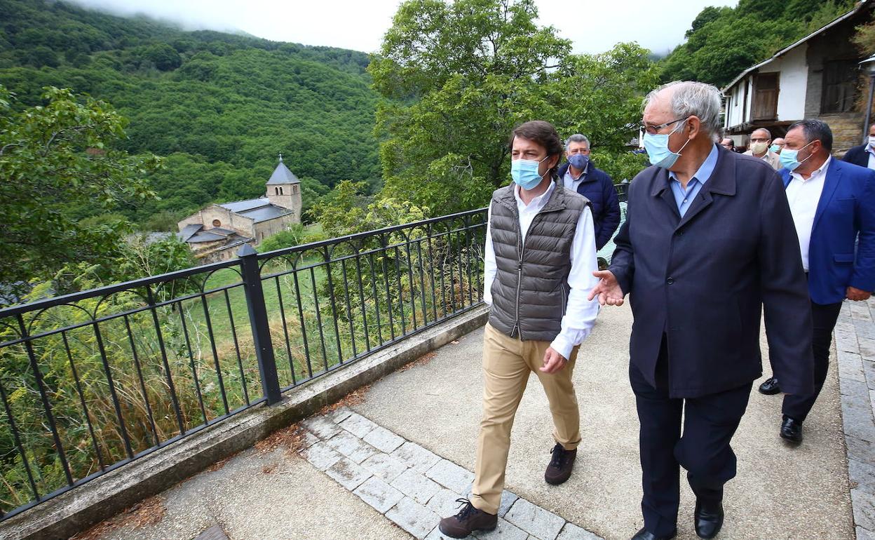 El presidente de la Junta de Castilla y León, Alfonso Fernández Mañueco (I), junto al rector de la basílica de La Encina