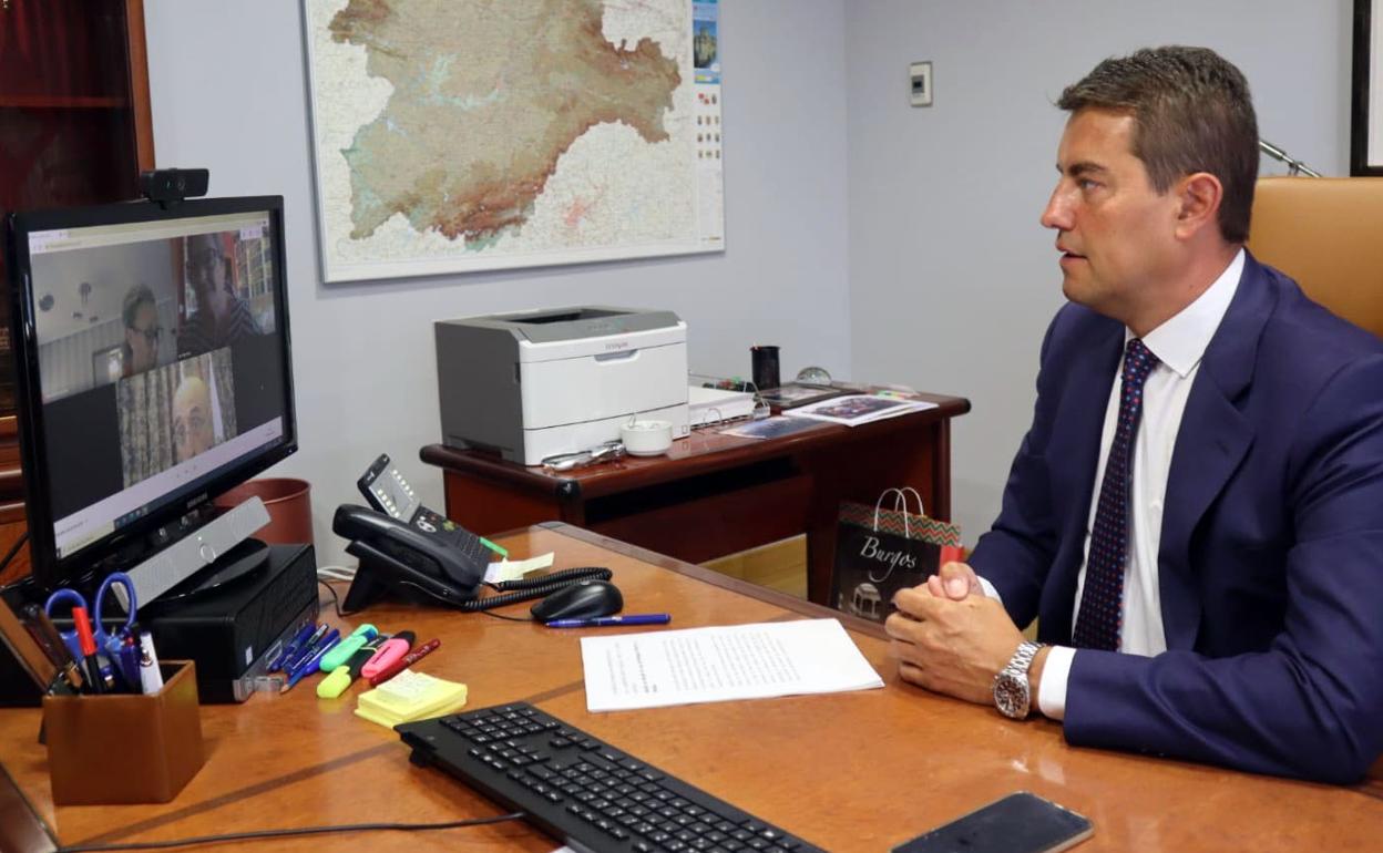 El consejero de la Presidencia, participa en uno de los seminarios que se enmarcan en los reconocidos Cursos de Verano en Santander.