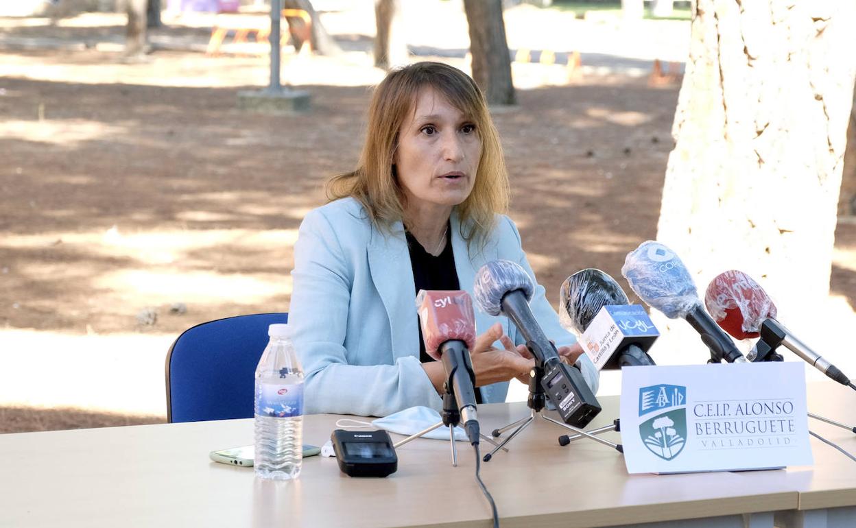 Rocio Lucas, durante la visita a las obras del CEIP 'Alonso Berruguete'. 