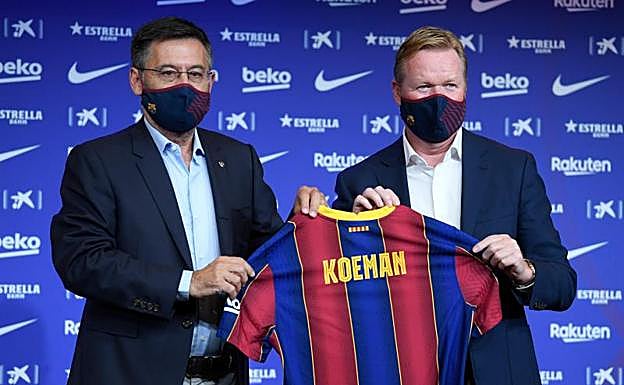 Ronald Koeman, junto a Josep Maria Bartomeu en su presentación como técnico del Barça.