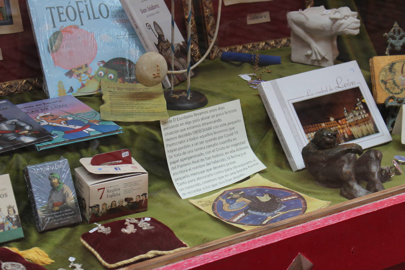 Fotos: La Librería &#039;El Escribano&#039; regala un detalle para los que lloraron la pérdida en la pandemia del coronavirus