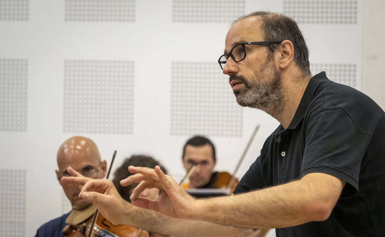 Roberto Bordí dirigiendo un esamble de la Oscyl. 