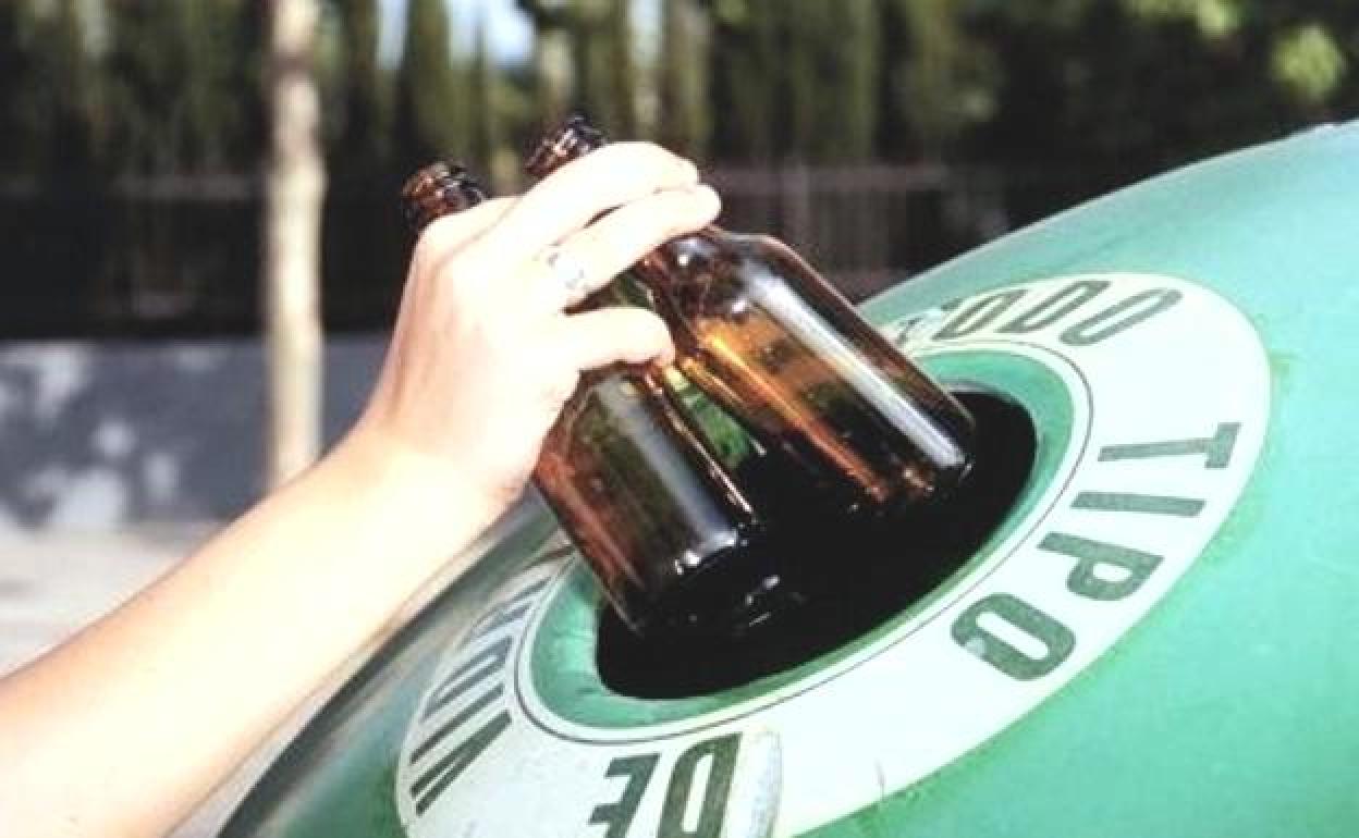 Contenedor de reciclaje de vidrio.