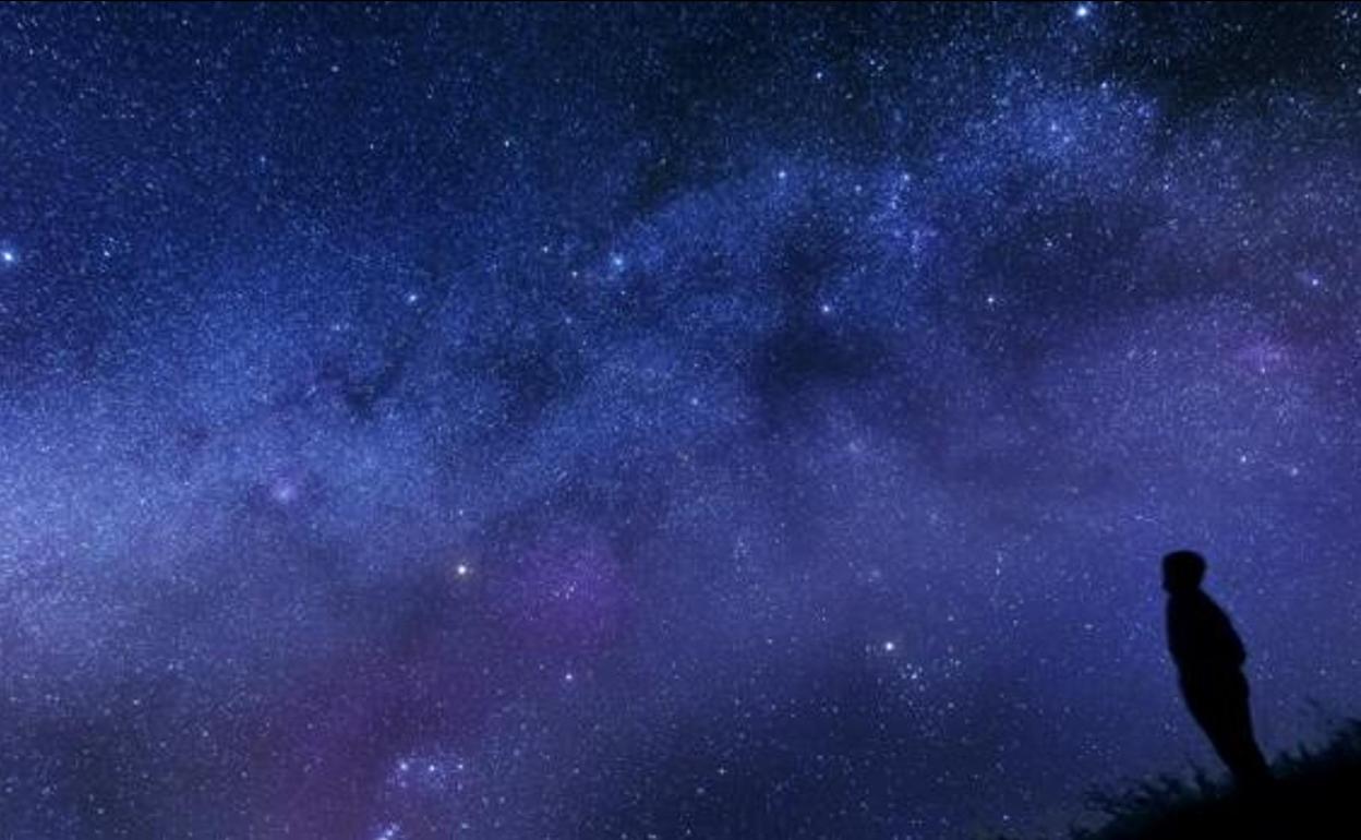 Observación de las estrellas en una noche clara. 