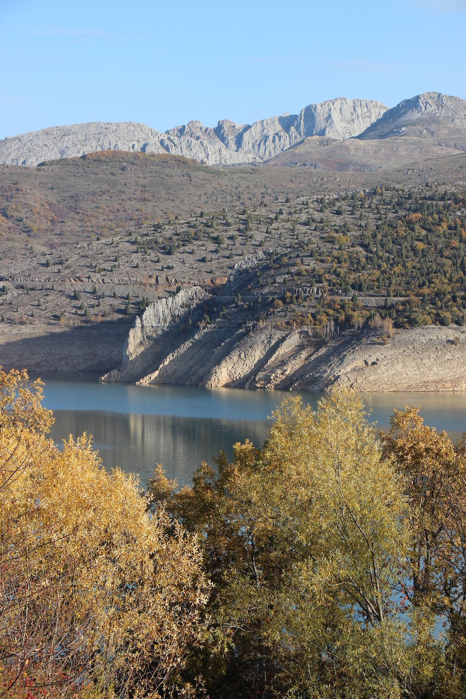 El Consorcio Provincial de Turismo y Leonoticias realizan un recorrido por estas tierras Reserva de la Biosfera para mostrar lugares de ensueño donde la naturaleza construye unos parajes espectaculares, cargados de tradición, gastronomía y cultura