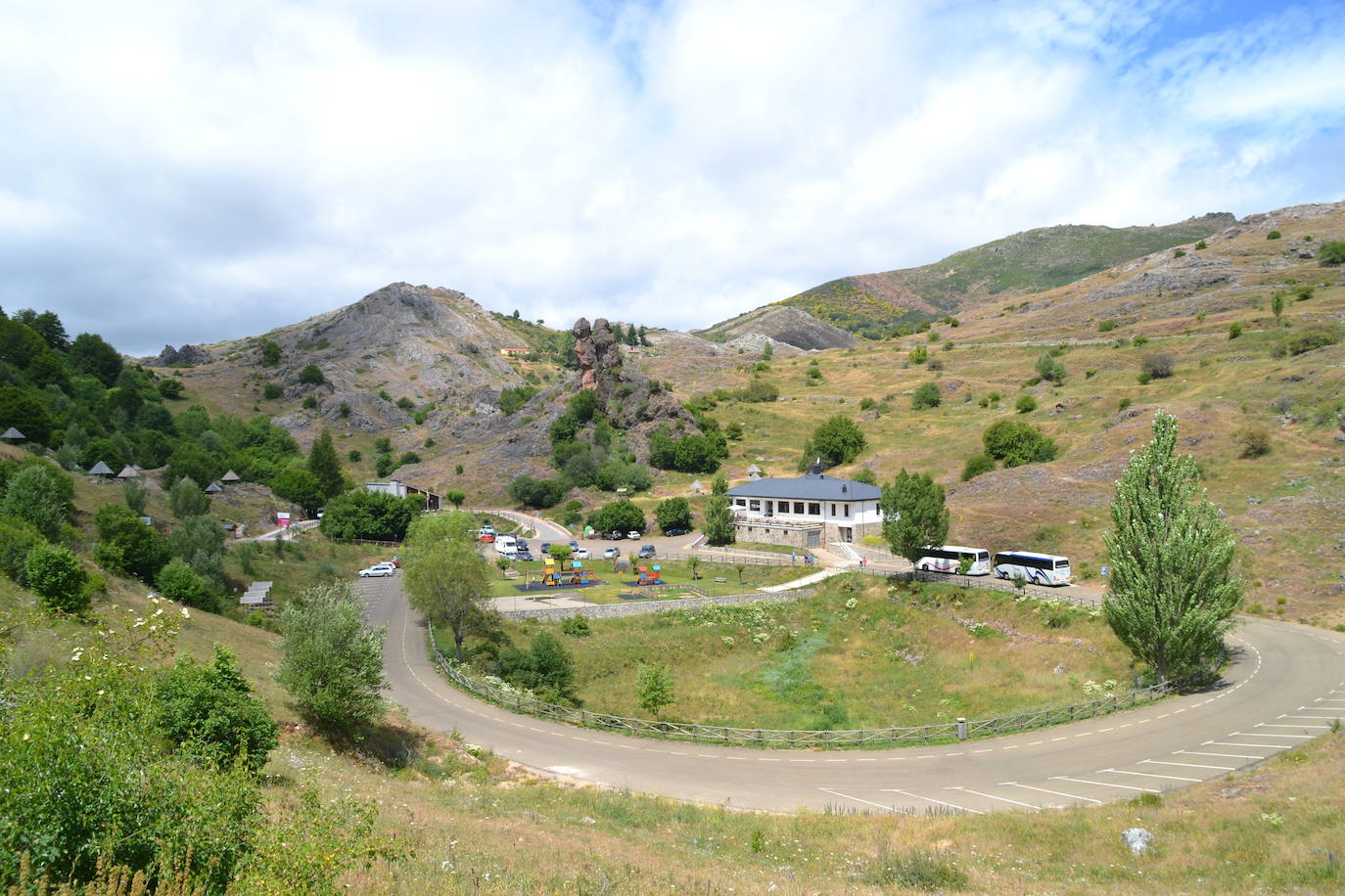 El Consorcio Provincial de Turismo y Leonoticias realizan un recorrido por estas tierras Reserva de la Biosfera para mostrar lugares de ensueño donde la naturaleza construye unos parajes espectaculares, cargados de tradición, gastronomía y cultura