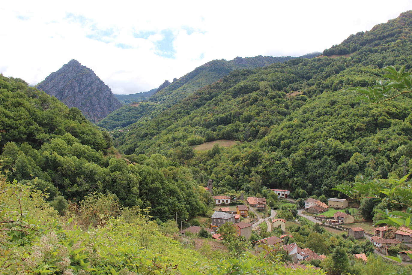 El Consorcio Provincial de Turismo y Leonoticias realizan un recorrido por estas tierras Reserva de la Biosfera para mostrar lugares de ensueño donde la naturaleza construye unos parajes espectaculares, cargados de tradición, gastronomía y cultura